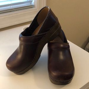 Brown Dansko clogs!